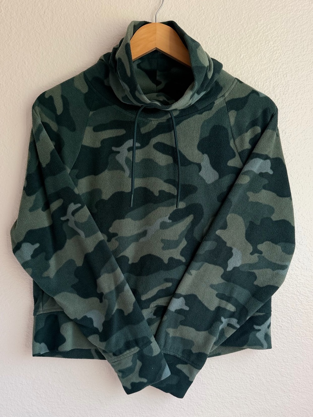 Old Navy Active Cropped Microfleece Funnel-Neck Camo Sweatshirt Pullover